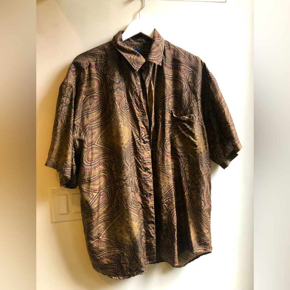 Gorgeous 100% silk patterned button up! Fits up to XXL